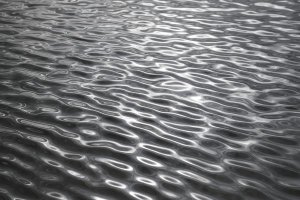 НЕРЖАВЕЮЩАЯ СТАЛЬ «ВОДНАЯ РЯБЬ»: СВОЙСТВА, ОСОБЕННОСТИ ПРОИЗВОДСТВА, ОБЛАСТИ ПРИМЕНЕНИЯ И ЭСТЕТИЧЕСКИЙ ПОТЕНЦИАЛ