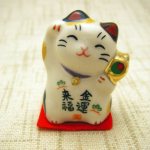 Cat figurine with raised paw